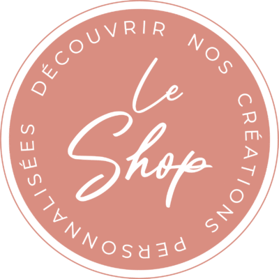 Badge boutique - découvrir nos créations personnalisées en bois gravé - Mood Création