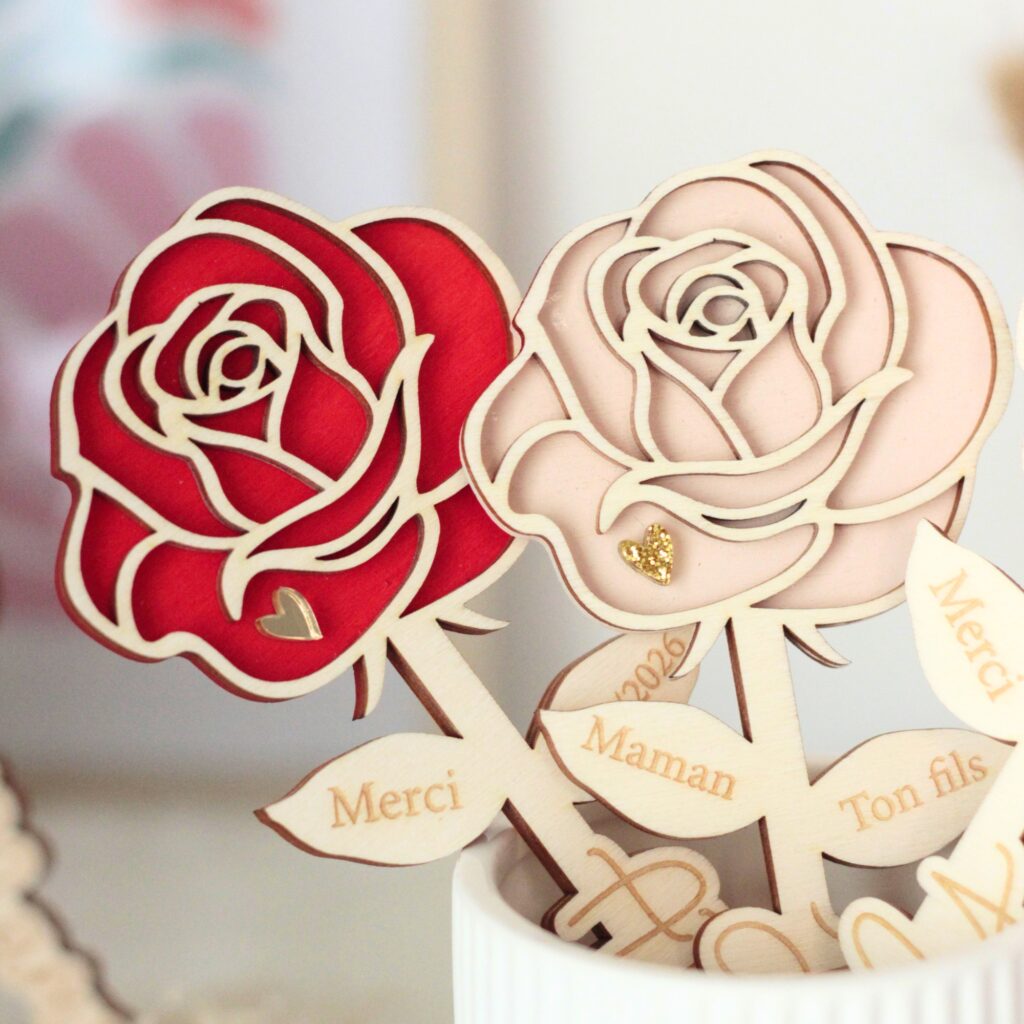 Roses en bois personnalisées pour cadeau couple et décoration romantique