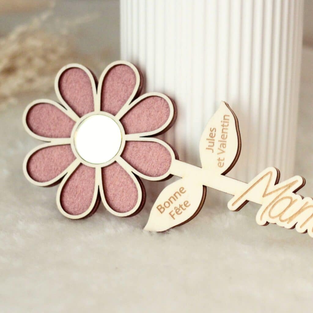 cadeau invité mariage fleur marguerite en bois personnalisée