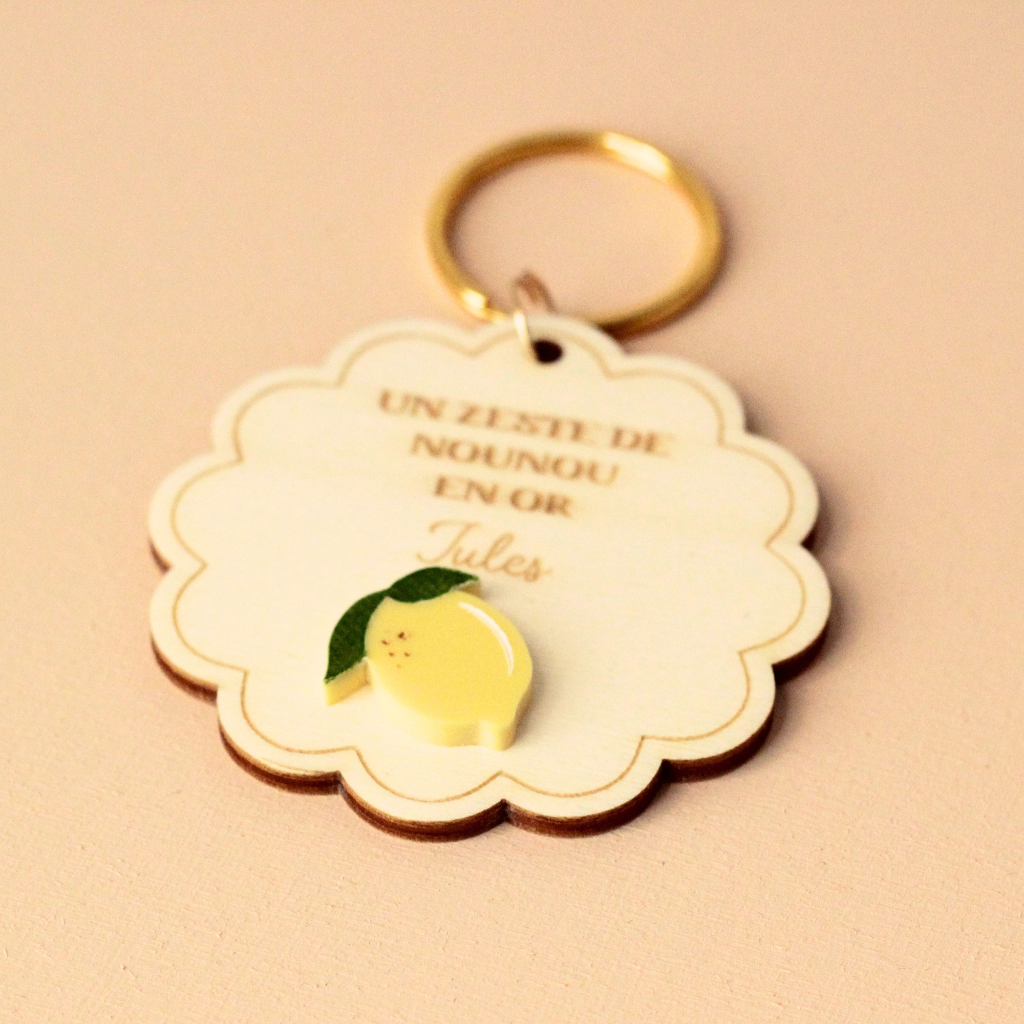 Détail porte-clés rond en bois avec fruit citron – gravure fine et création artisanale française