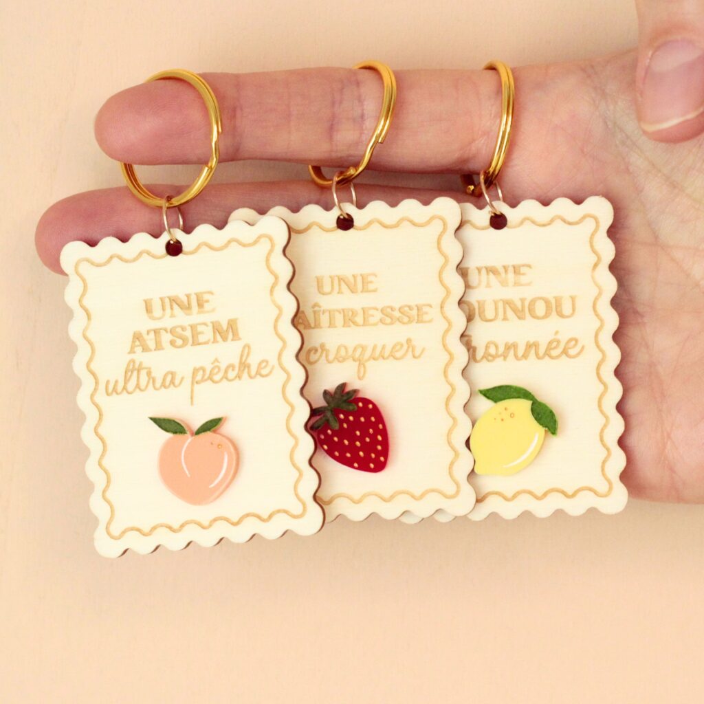 Porte-clés bois fruit personnalisé – cadeau artisanal pour maîtresse, nounou, ATSEM ou AESH