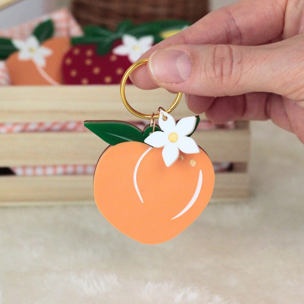 Porte-clés pêche en bois personnalisé 🍑 accessoire fruité tendance et original