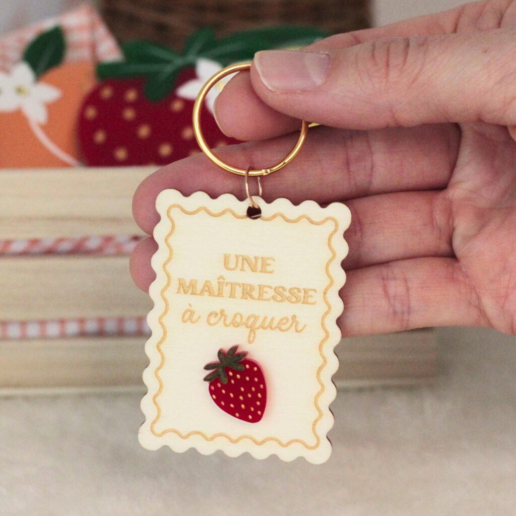 Porte-clés personnalisé remerciement scolaire – cadeau artisanal en bois pour maîtresse ou nounou
