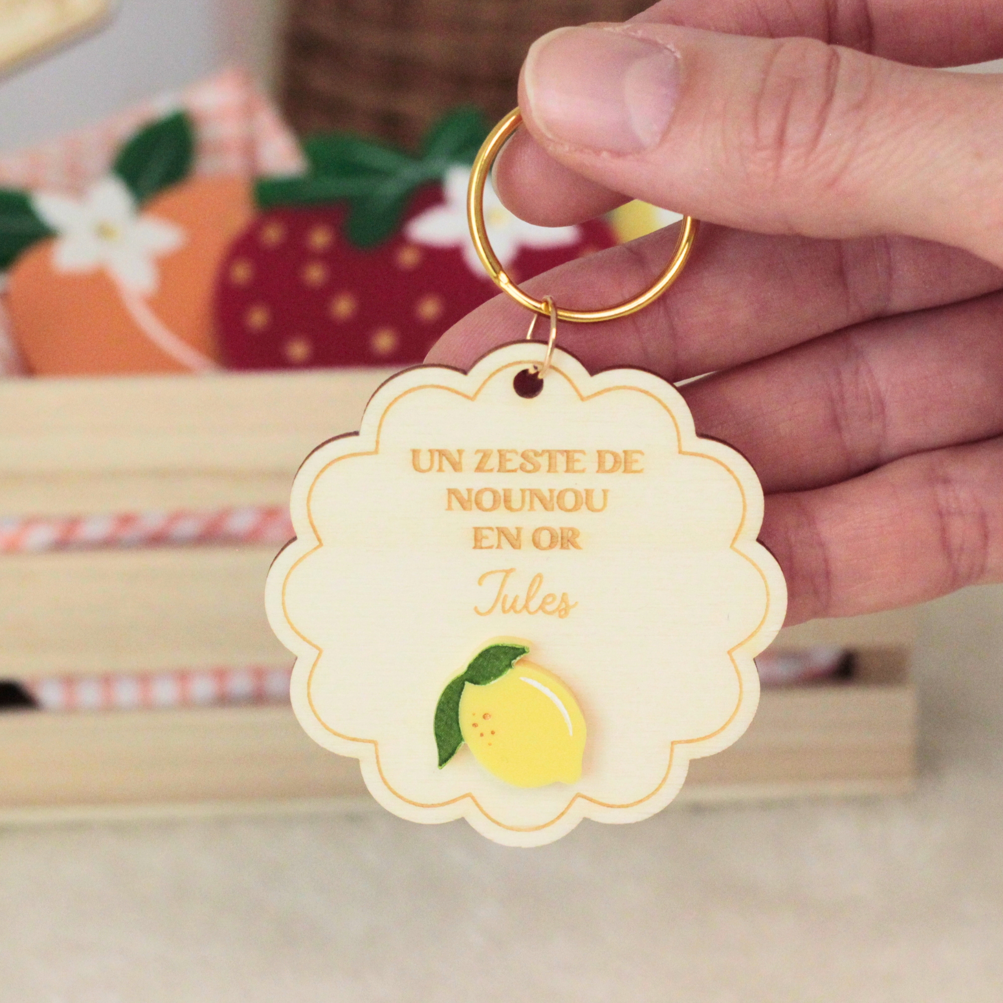 Porte-clés personnalisé rond en bois avec citron jaune – cadeau artisanal tendance et unique