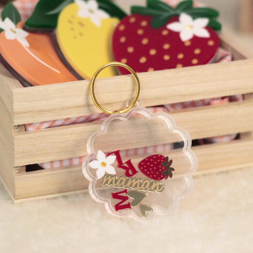 Détails du porte-clé shaker fraise personnalisable en acrylique, cadeau invité fait main en France pour baptême mariage anniversaire