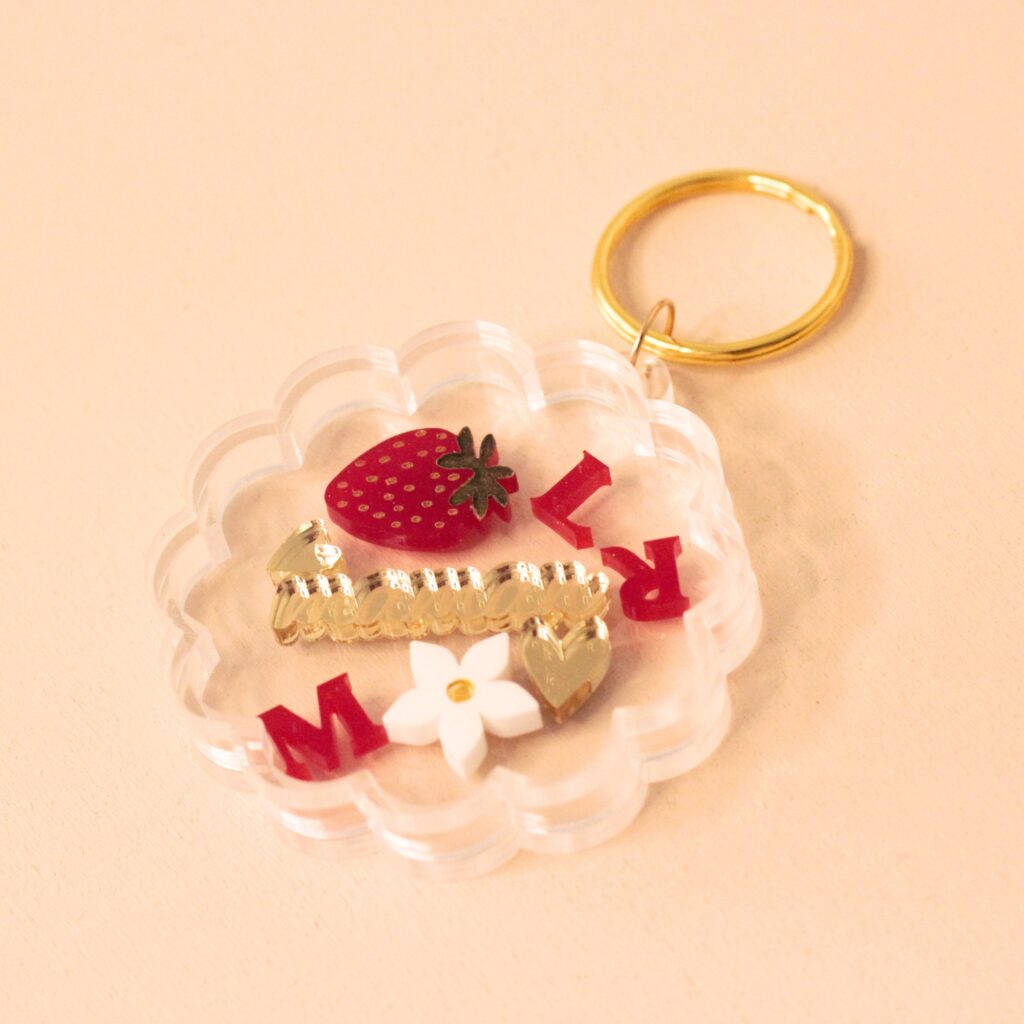 Porte-clé shaker fraise personnalisé avec fleurs et confettis, cadeau invité fait main en France pour baptême mariage anniversaire
