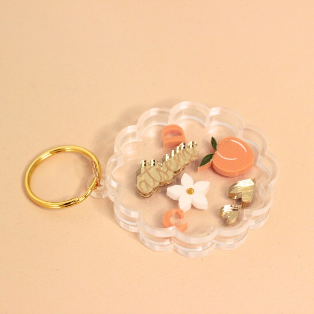 Porte-clé shaker pêche personnalisé avec prénom et détails fruités, cadeau invité fait main en France pour baptême mariage anniversaire