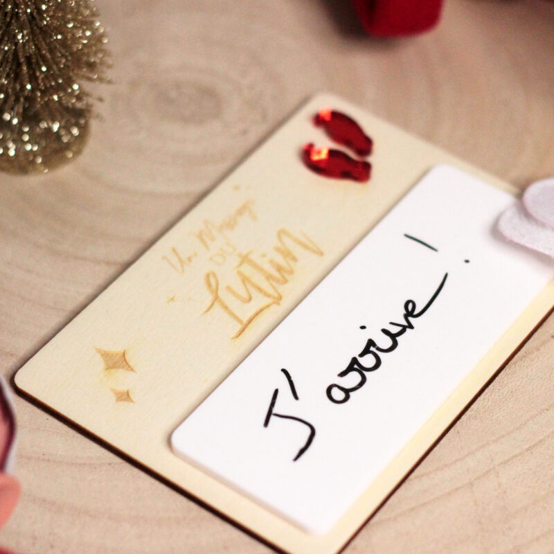Accessoire lutin farceur en bois avec zone effaçable pour écrire un message