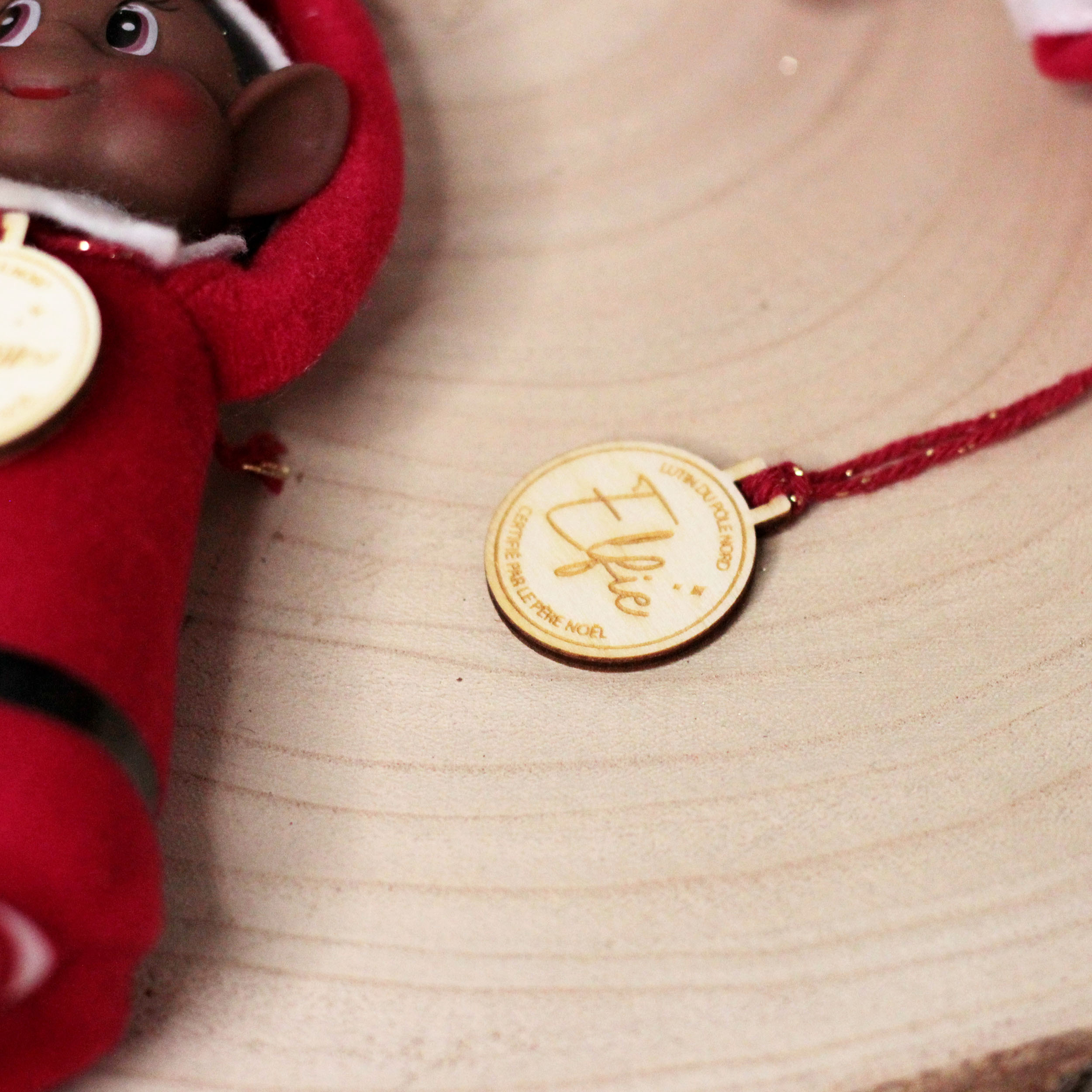 Accessoire personnalisé pour lutin farceur avec médaillon gravé