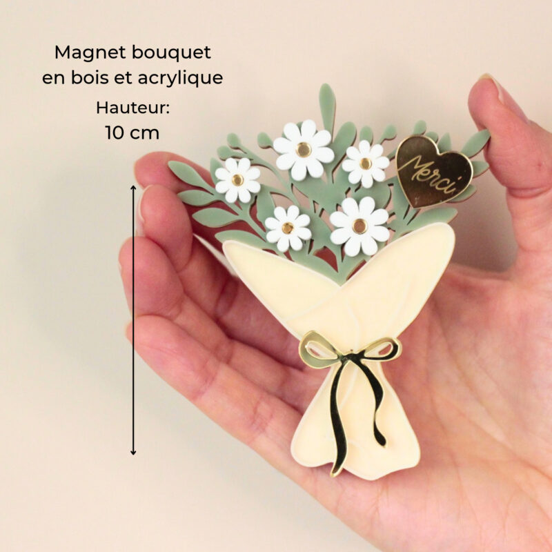 Bouquet de marguerites personnalisé en bois tenu à la main
