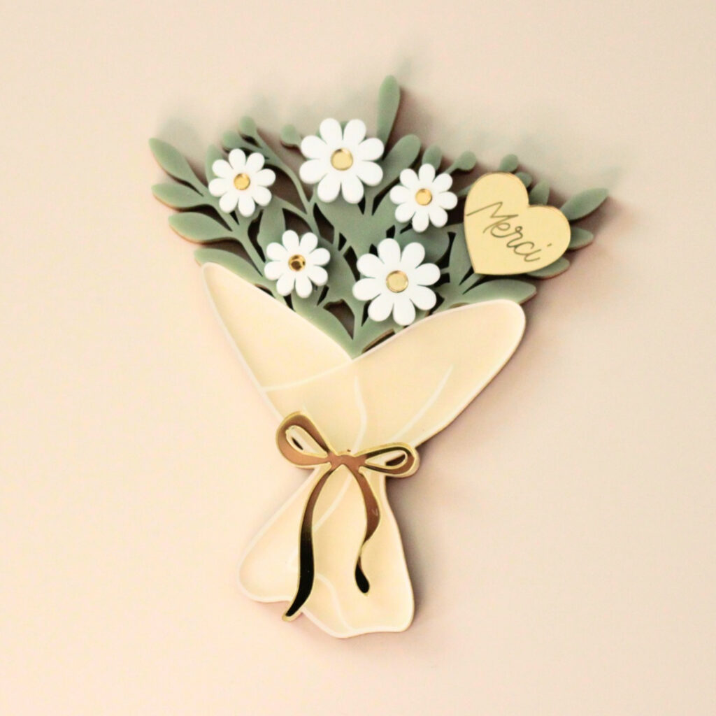 Bouquet de marguerites en bois avec cœur personnalisé et détails floraux