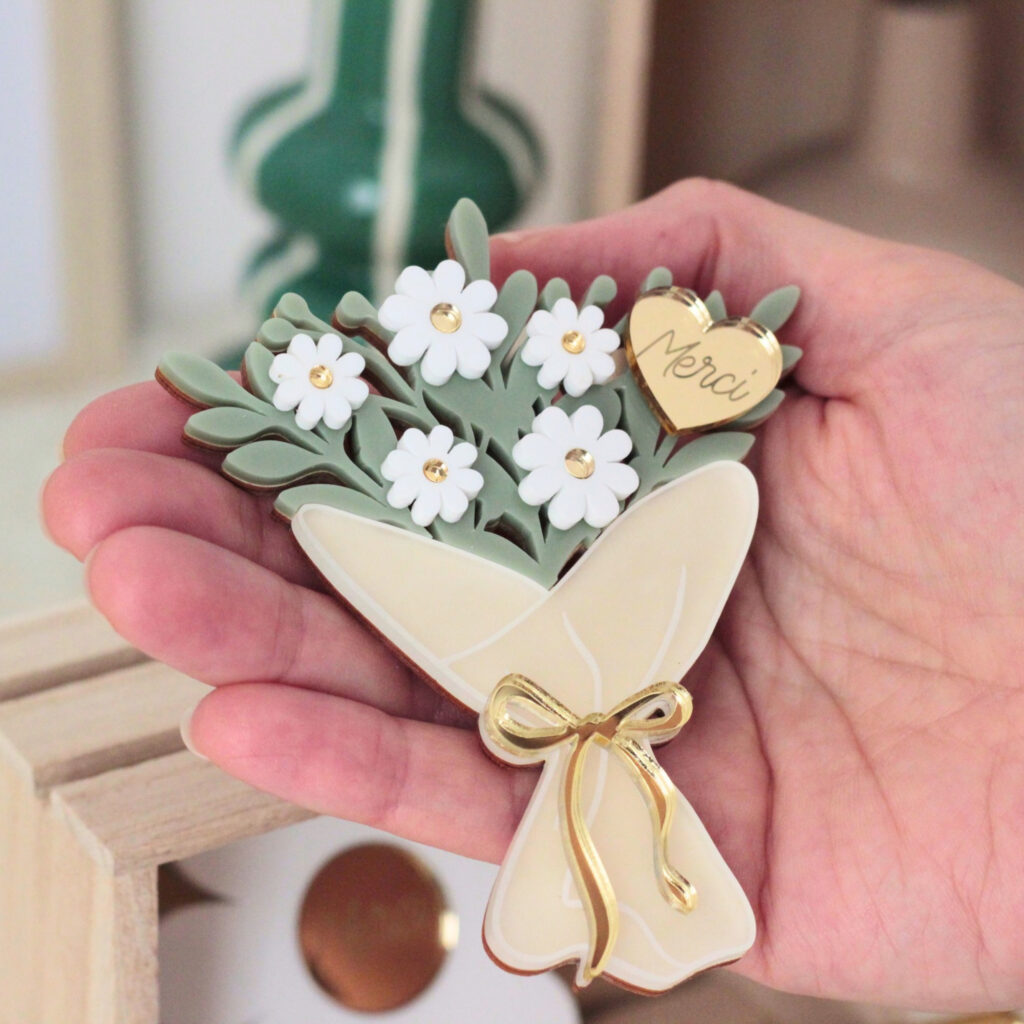 Bouquet marguerite personnalisé en bois avec fleurs blanches et petit cœur