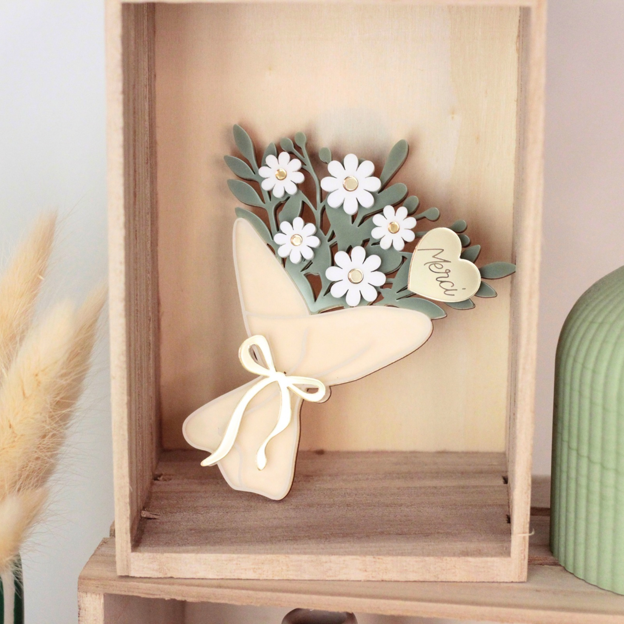 Bouquet marguerite personnalisé en bois posé sur étagère