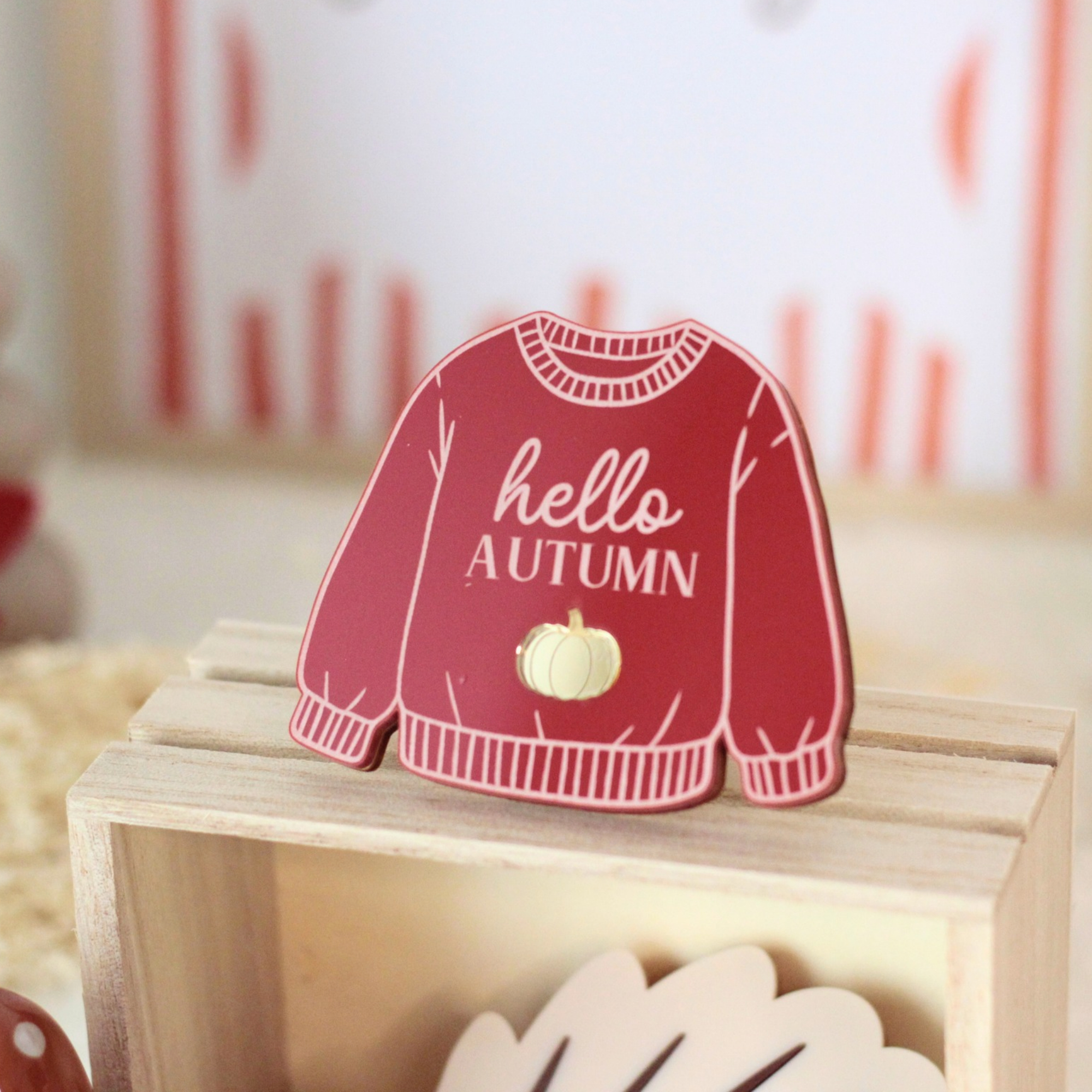 Magnet pull Hello Autumn terracotta présenté dans une décoration automnale