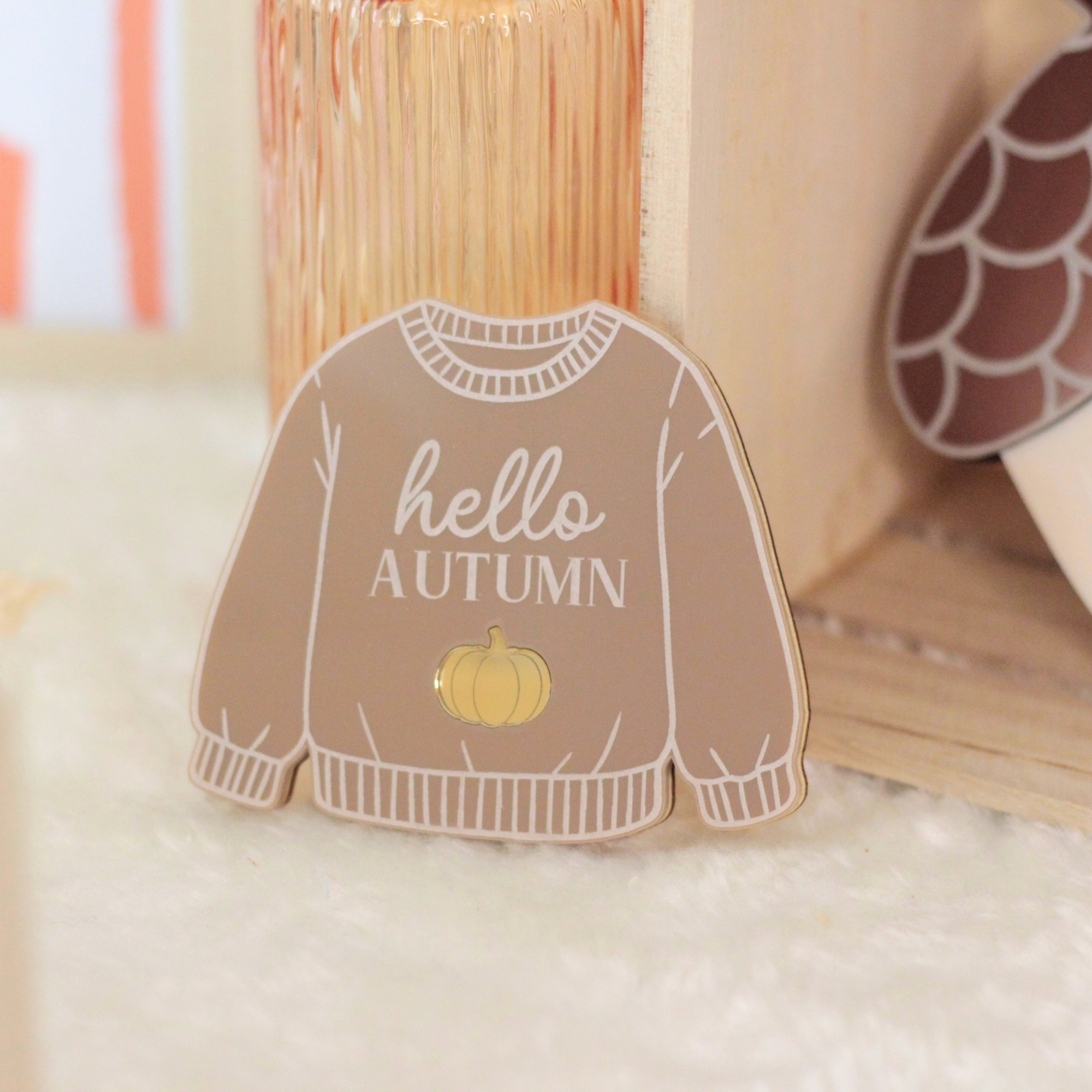 Magnet pull Hello Autumn moka posé dans une décoration chaleureuse et naturelle