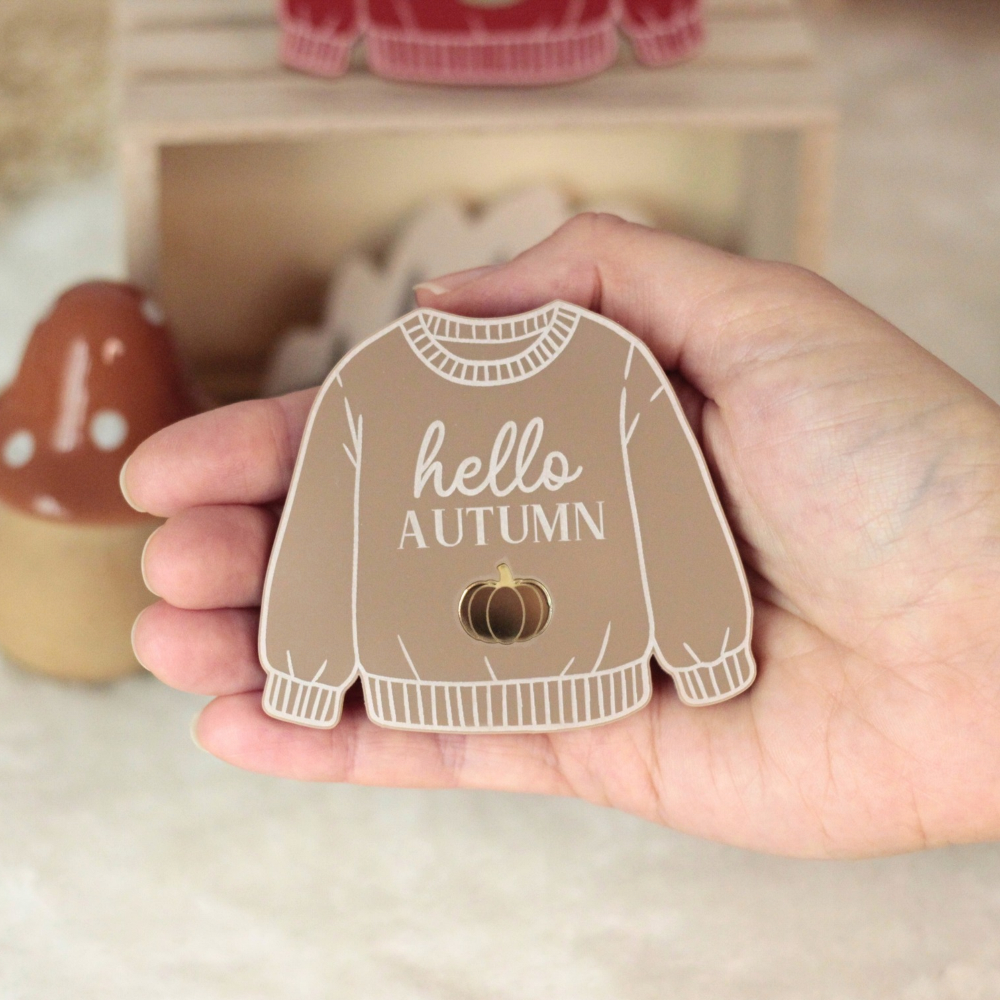 Magnet pull Hello Autumn moka présenté à la main avec détail citrouille