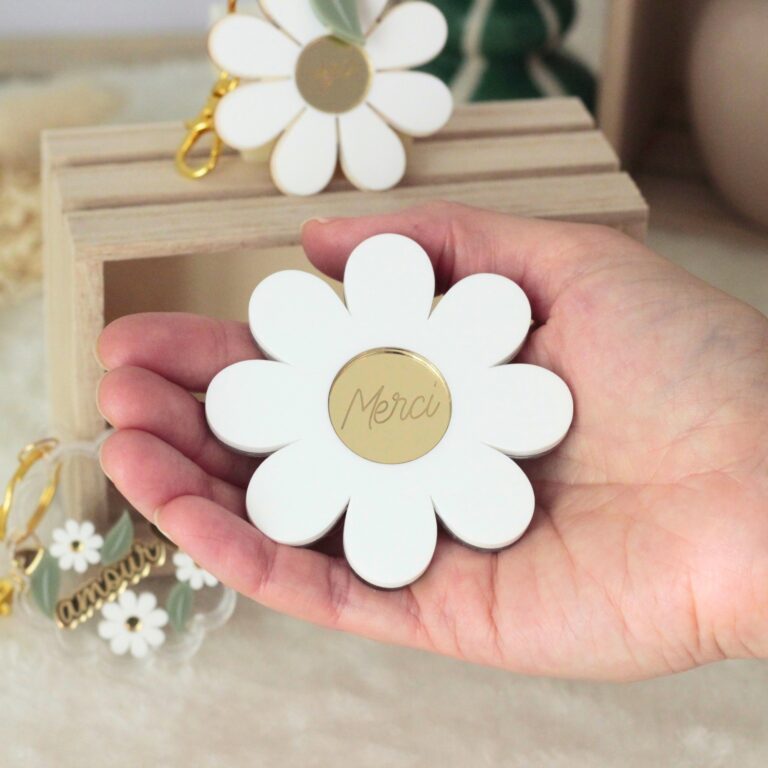Miroir marguerite personnalisable tenu à la main avec petit mot gravé