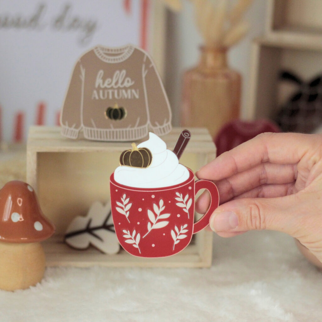 Magnet mug automne terracotta présenté à la main dans une ambiance cosy