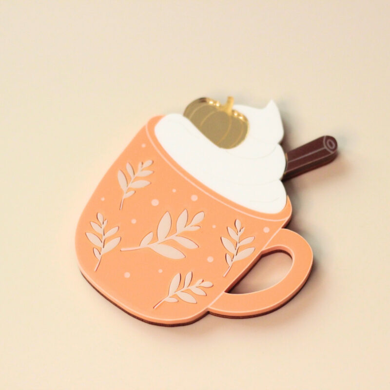 Magnet mug automne orange vu de dessus avec chantilly et détails feuillagés