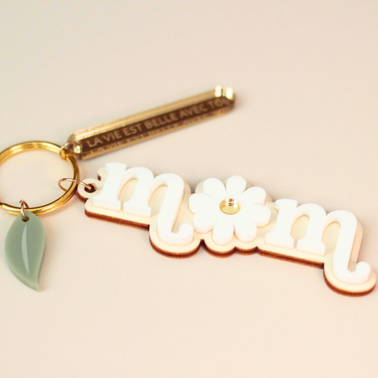 Porte-clé MOM en bois avec marguerite décorative et feuille verte