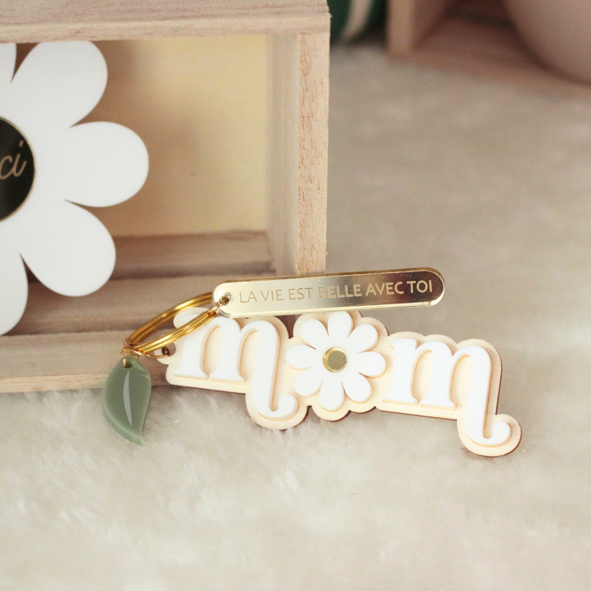 Porte-clé MOM personnalisable en bois dans une décoration florale