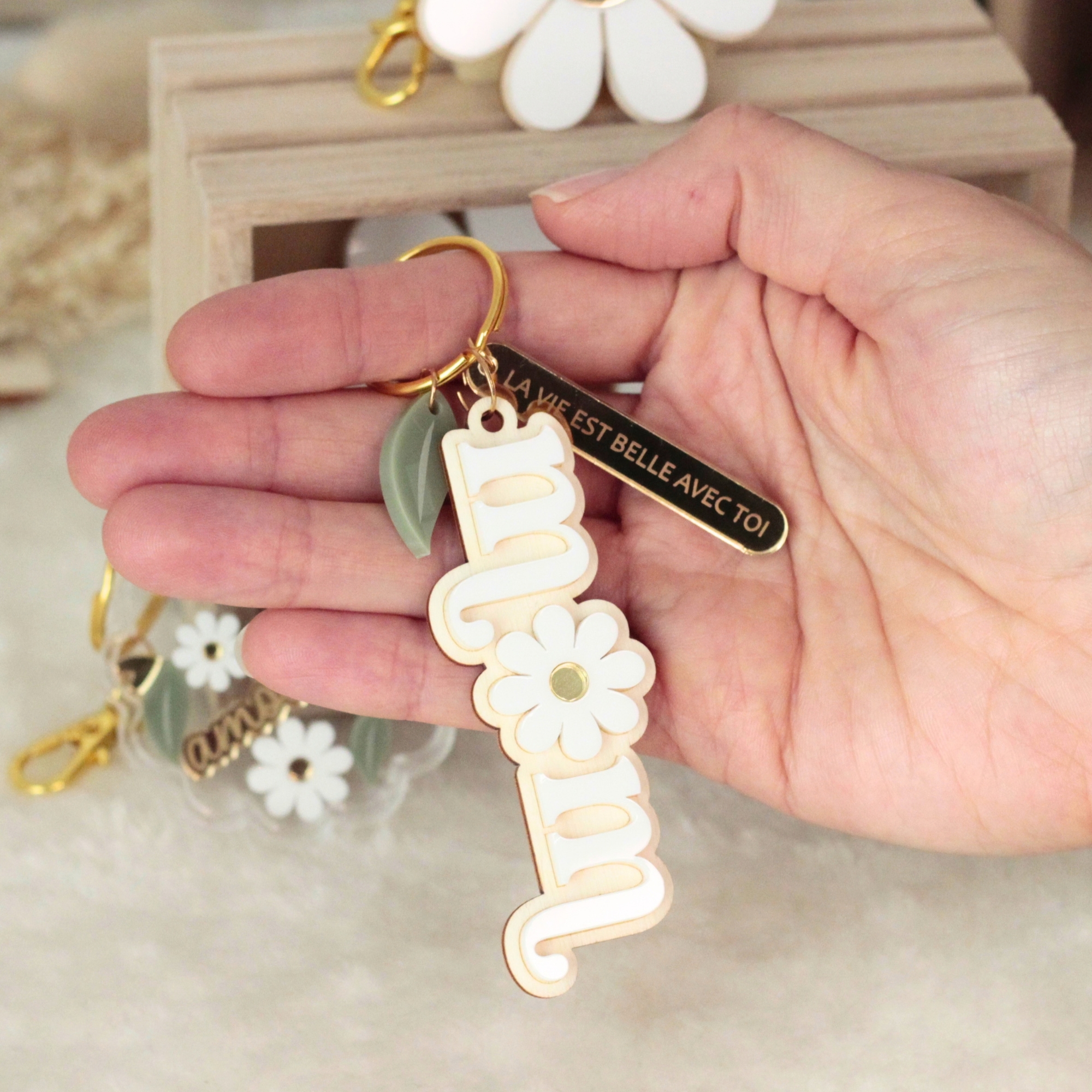 Porte-clé MOM personnalisable présenté à la main