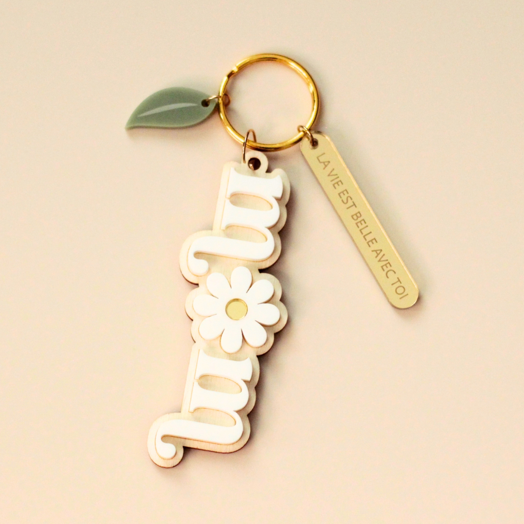 Porte-clé MOM personnalisé avec détail floral et languette gravée