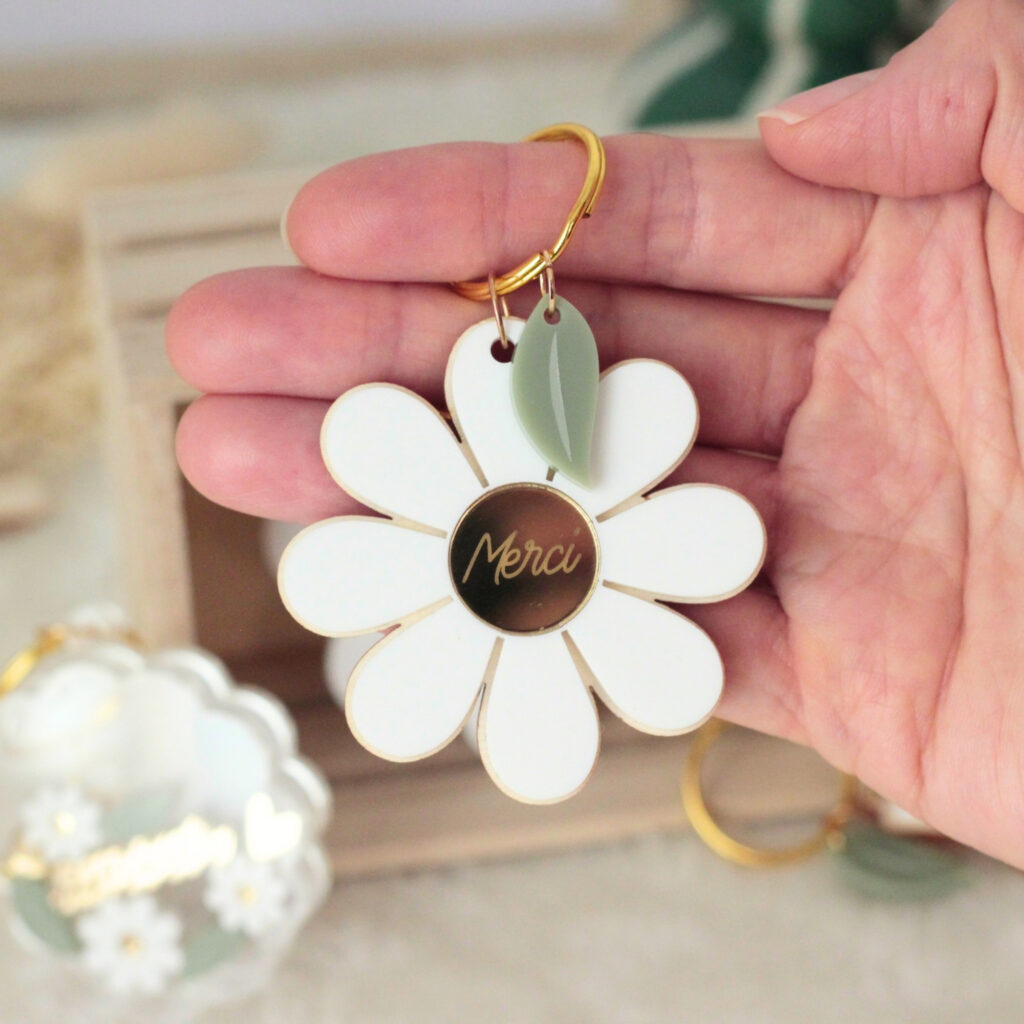 Porte-clé fleur marguerite personnalisé présenté à la main