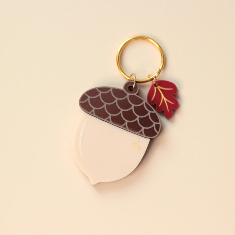 Porte-clé gland automne en acrylique avec détails marron et anneau doré
