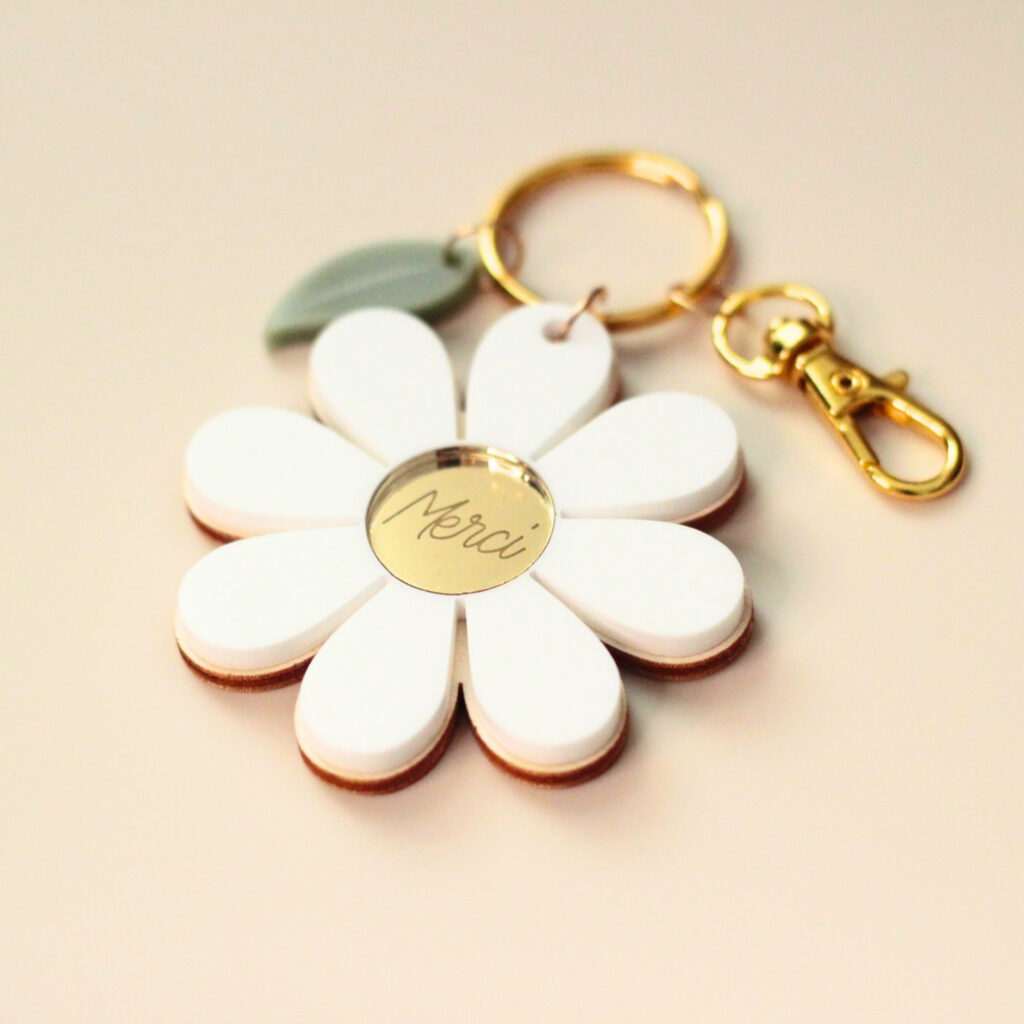 Porte-clé marguerite en bois personnalisé avec anneau doré